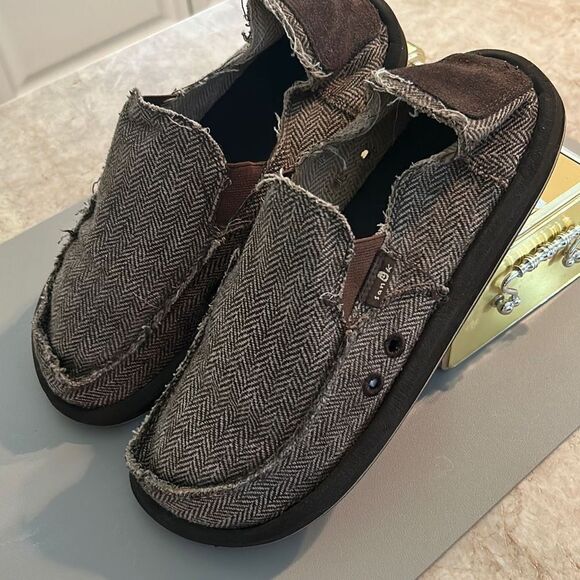 SANUK Slip On Beach Shoes - Picture 2 of 5